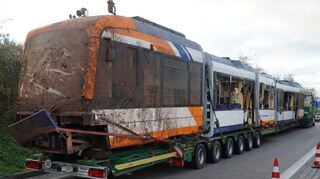 Die geborgene Straßenbahn steht auf einem Schwerlasttransporter auf der A9.