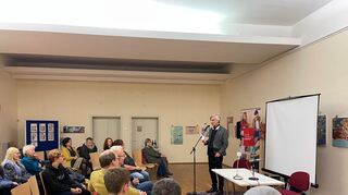 "MM" Kulturchef Stefan M. Dettlinher (am Mikro) im Gespräch mit den Siegerinnen und Finalisten.