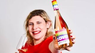 Winzermeisterin Simona Maier mit ihrem „One Love“, einem Wein für Vielfalt und Toleranz.
