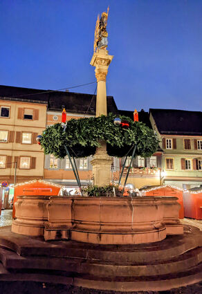 Noch sind die Buden auf dem Marktplatz geschlossen und die Kerzen auf dem Kranz aus, doch an diesem Freitag öffnet der Ladenburger Weihnachtsmarkt.
