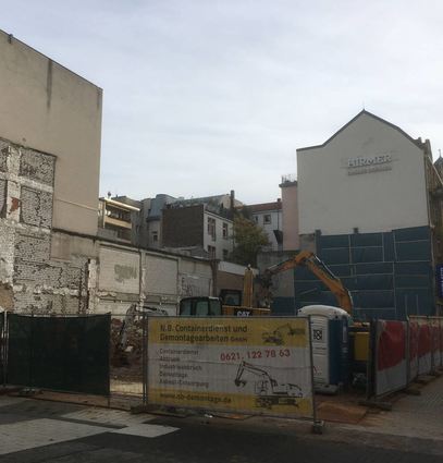Das einstige Gebäude ist weg – auf der Fläche an den Kapuzinerplanken stehen derzeit Bagger und Bauzäune.