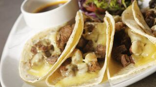 Tacos passen wunderbar zu Cocktails.