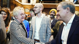 Händeschütteln nach dem ersten Wahlgang: Herausforderin Theresia Bauer (l.) und Amtsinhaber Eckart Würzner. Im Hintergrund ist SPD-Kandidat Sören Michelsburg zu sehen, der zum zweiten Wahlgang nicht mehr antrat.