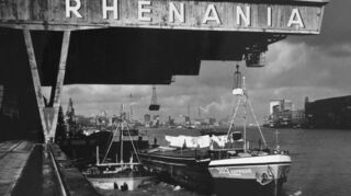 Er prägt die ganze Landschaft von mehreren Anrainerstaaten: Der Rhein, oben die Rheinschleife bei Altrip, unten links die Anlegestelle des Rhenania-Speichers im Industriehafen Mannheim und unten rechts der Rheinfall bei Schaffhausen, alles fotografiert in den 1960er Jahren und jetzt Teil der Ausstellung.