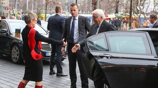 Bundespräsident Frank-Walter Steinmeier, als er im Dezember 2017 vor der Kunsthalle aussteigt und Direktorin Ulrike Lorenz ihn begrüßt.