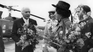 Per Bundesgrenzschutz eingeflogen: Bundespräsident Walter Scheel (l.) wird 1975 von Oberbürgermeister Ludwig Ratzel (rechts hinter Blumen versteckt) begrüßt.