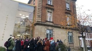 Gleichgesinnte der Ärztin vor dem Amtsgericht in Weinheim.
