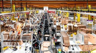 An dieser Station im Amazon-Logistikzentrum in Frankenthal verpacken Mitarbeiter die bestellten Artikel. In diesen Tagen verlassen bis zu 400 000 Pakete täglich den Standort.