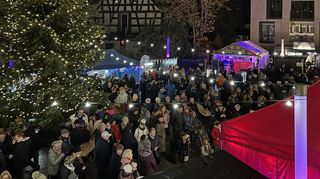 Schon zum Auftakt des Weihnachtsmarktes in Heddesheim am Freitagabend herrschte großer Andrang auf dem Dorfplatz und an den rund 50 Ständen.