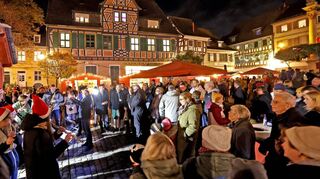Etwas weniger Buden, ein bisschen weniger Licht –der Weihnachtsmarkt in Ladenburg ist eröffnet. Bürgermeister Stefan Schmutz mit Unterstützung des Heimatbundes (Bürgerfrau und Torwächter) findet passende Worte zur Eröffnung. Musikalisch wird das Ganze mit weihnachtlichen Liedern von der Stadtkapelle begleitet.