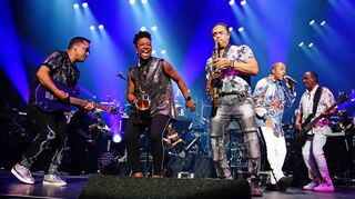 Feierten mit „Get Down On It“ und „Celebration“ das Partyfinale beim Tourauftakt der Night Of The Proms in Mannheim: Kool & The Gang mit (von links) Rick Marcel, Gastsaxofonistin YolanDa Brown, Bandleader Curtis Williams, Sänger Shawn McQuiller und Bandgründer Robert „Kool“ Bell.