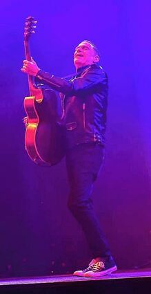 Mehr Rock, weniger Balladen: Bryan Adams in SAP Arena.