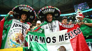Mexikanische Fans feuern ihr Team vor dem Spiel am Samstag gegen Argentinien an und halten eine Fahne mit der Aufschrift „Vamos Mexico“ hoch.
