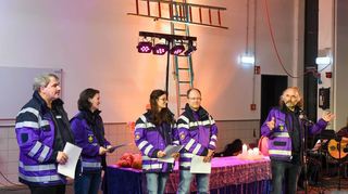 Neue Notfallseelsorger (v.l.): Bruder Markus Steinberger, Therese Helfert, Jennifer Schäfer und Chris Rihm und ganz rechts Koordinator Stefan Kraus beim Blaulichtgottesdienst in der Hauptfeuerwache: