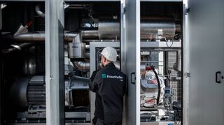 Auch Geothermie soll ausgebaut werden: Ein wissenschaftlicher Mitarbeiter steht vor einer Wärmepumpen-Anlage in Bochum (Nordrhein-Westfalen).