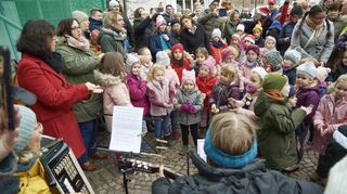 Die Bibliser Kita-Kinder singen passend zum Advent ein Weihnachtslied.