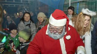 An beiden Tagen besucht der Nikolaus den Bibliser Weihnachtsmarkt. Für die Kinder hat er die beliebten Geschenktüten mit Süßigkeiten dabei.