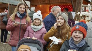 Lenia (v.l.), Ima, Marlie, Henrik und Junis (vorne) lassen sich die Pfannkuchen schmecken. Stehtische laden die Besucher zum Verweilen ein.