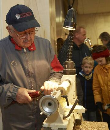 Drechsler Walter Bitsch aus Heppenheim zeigt sein Handwerk.