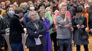 Theresia Bauer (2 v.l.) verfolgt im Ratssaal die Auszählung der Stimmen. Neben ihr die Bundestagsabgeordnete Franziska Brantner (Grüne).