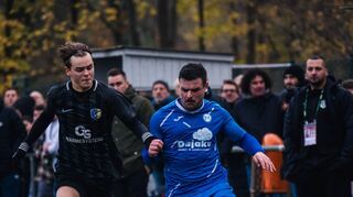 Der Riedroder Tim Riedinger (links) im Duell um den Ball mit dem Hofheimer Vassilios Theodorou,