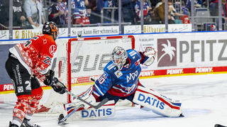 Darren Archibald zum 3-2 gegen Felix Brueckmann #90 / Adler , Adler Mannheim vs. Grizzlys Wolfsburg, DEL Eishockey Adler Mannheim 22/23