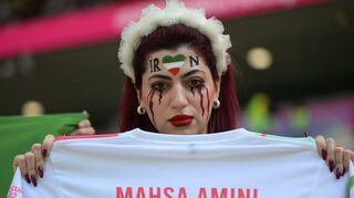 Mutige Geste: Ein Fan der iranischen Nationalmannschaft hält ein Trikot mit der Aufschrift der verstorbenen iranischen Kurdin Mahsa Amini.