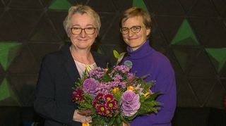 Theresia Bauer (l.) und die Bundestagsabgeordnete Franziska Brantner am Sonntagabend nach der Wahlauszählung in der „Halle 02“.