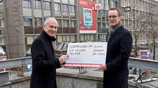 Stefan Kleiber (l.), Vorstandsvorsitzender der Sparkasse, mit dem Spendenscheck für Florian Kranefuß, den Vorsitzenden des „MM“-Hilfsvereins.