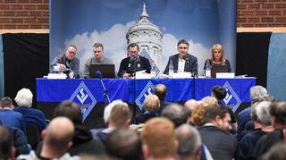 Mitgliederversammlung beim SVW: Horst Seyfferle, Matthias Findeisen, Bernd Beetz, Stefan-Fulst Blei und Birgit Loewer-Hirsch (v.l.). auf dem Podium.
