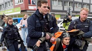 Die Polizei löste die Straßenblockade von Klimaaktivisten im Mannheimer Zentrum auf.