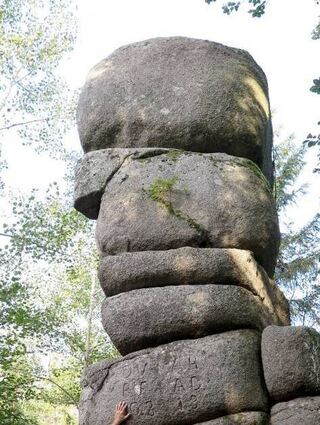 Wie von einem Riesen geschichtet: der Siebenfelsen bei Yach. Nicht so riesig: Naturführer Siegfried Wernet.