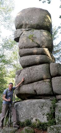 Wie von einem Riesen geschichtet: der Siebenfelsen bei Yach. Nicht so riesig: Naturführer Siegfried Wernet.