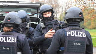 An die taktische Ausrüstung wird letzte Hand angelegt: Bevor Einsatzkräfte die Eberthalle betreten, gilt das Augenmerk der eigenen Sicherheit.