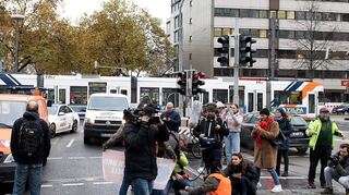 Die „Letzte Generation“ protestiert an der Kreuzung vor dem Hauptbahnhof.