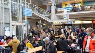 Angekommen: Flüchtlinge warten am Flughafen in Erfurt, um zu erfahren, wohin es weitergeht.