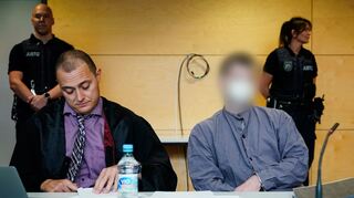 Der Hauptangeklagte (r) sitzt neben seinem Anwalt im Landgericht Kaiserslautern.