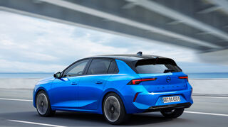 mid Groß-Gerau - Klare Kante ohne Auspuff: Die Heckansicht des Astra Electric.