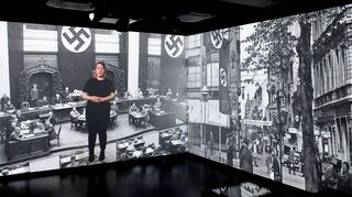 Täter und Opfer bekommen eine Stimme, ein Gesicht: Szene aus der neuen Ausstellung zur Zeit des Nationalsozialismus im Marchivum, hier mit einer Schauspielerin in einer Multimedia-Präsentation.