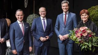 Die Bankvorstände Thomas Sold (v.l.), Rudolf Müller und Till Meßmer mit Ingo Zamperoni und Bernadette Schoog.