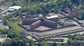 Die Justizvollzugsanstalt in Mannheim von oben betrachtet.