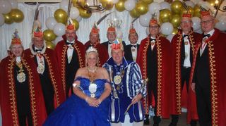 Stolz auf das neue Prinzenpaar: Der Elferrat der Stichler begrüßt Prinzessin Sigrid II. und Prinz Wolfgang I.