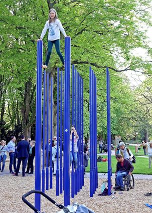 Der Mikadowald im neuen Motorikparcours im Herzogenriedpark, der erst im April – hier mit Helene (10 Jahre) – eröffnet wurde.