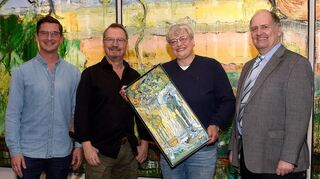 Spenden und gewinnen: Daniel und Dietmar Brixy (v.l.), Gewinnerin Sabine Emmer und Peter W. Ragge, zweiter Vorsitzender des „MM“-Hilfsvereins.