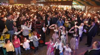 Voll besetztes Festzelt beim Mathaisemarkt (hier die Krönung der Weinhoheiten) – im März 2023 soll es wieder so werden.