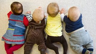 Besonders tief müssen Eltern von Krippenkindern in die Tasche greifen. © dpa