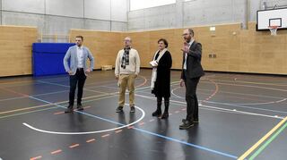 In der Halle (v.l.): der neue Leiter der Gutzmann-Schule, Louis Voutta, Bürgermeister Dirk Grunert, Ahlrichs-Rektorin Barbara Negrelli und Peter Doberass (BBS).