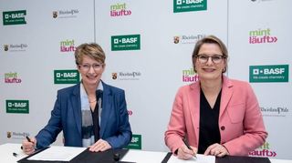 Melanie Maas-Brunner, Vorstandsmitglied der BASF SE (l.) und die rheinland-pfälzische Bildungsministerin Stefanie Hubig unterzeichnen die Vereinbarung.