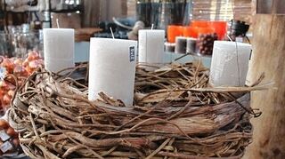 <p>Handgemacht bei Huben: Ursula Holderbach (Bild oben, rechts) und ihr Team stellen stilvollen Schmuck für Advent und Weihnachten zusammen; der ab heute bei der Adventslust zu bewundern ist.</p>