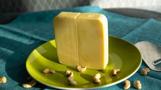 Käse aus Cashewkernen ist relativ fettarm, hat dafür aber viel Magnesium.